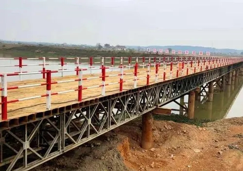 成都钢便桥是指用钢材临时架设的简便的桥